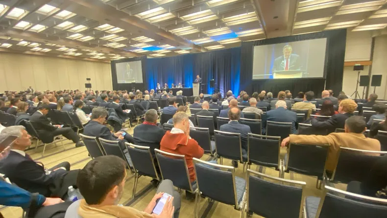 los poyectos mineros de san juan acapararon la atencion en la pdac 2025. en la imagen, la conferencia de mark bristow, de barrick.