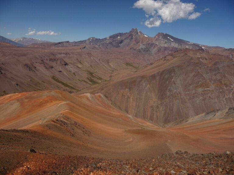 mendoza avanza en minería con un camino de acceso, campamento y actividades de perforación