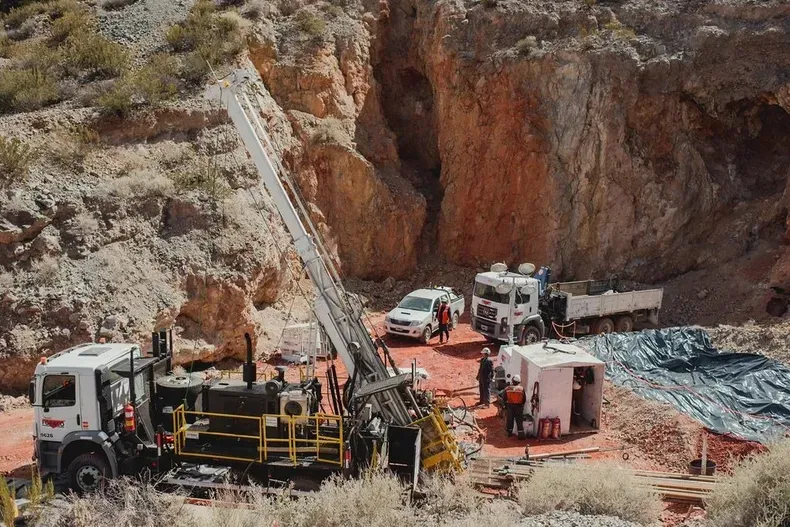 tres empresas sanjuaninas harán el transporte del mineral de hualilán