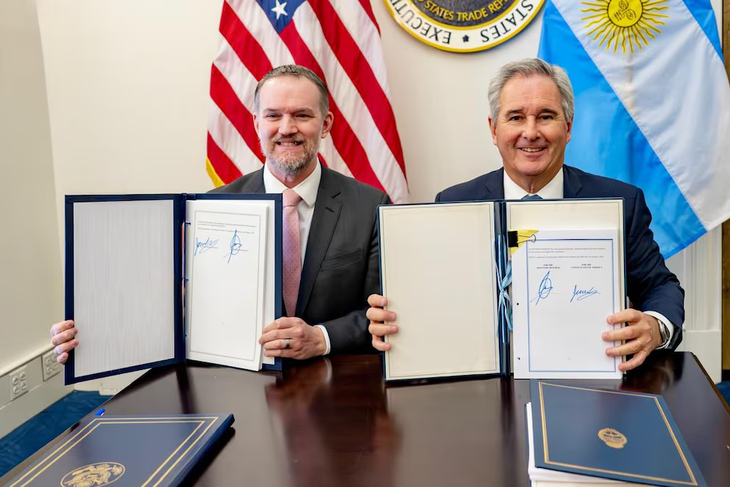 El entendimiento firmado prevé la eliminación de aranceles recíprocos para 1.675 productos y compromisos en inversiones y comercio digital. Foto: Infobae El entendimiento firmado prevé la eliminación de aranceles recíprocos para 1.675 productos y compromisos en inversiones y comercio digital. Foto: Infobae