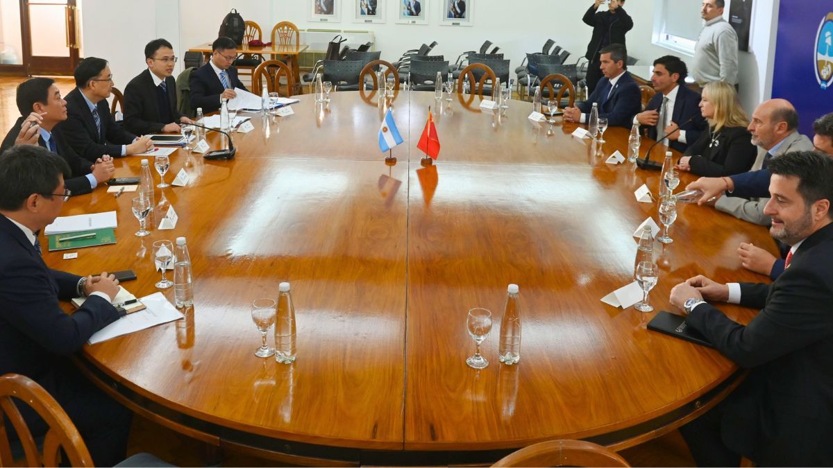 Mendoza avanza con empresarios chinos en la compra de tecnología ferroviaria. Mendoza avanza con empresarios chinos en la compra de tecnología ferroviaria.
